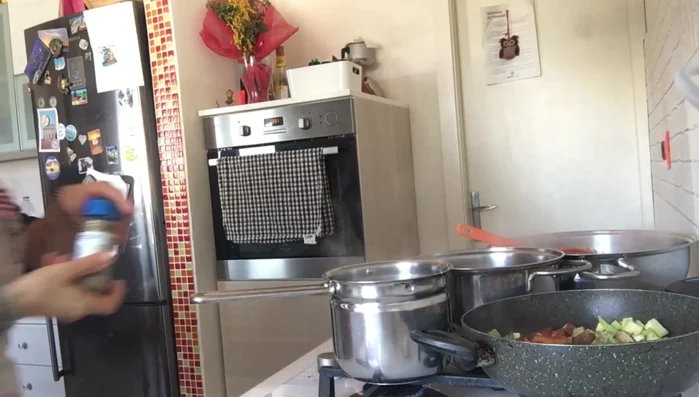 Aggiungere un pizzico di pepe ai piselli. [364.65]