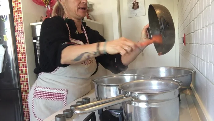 Unire le zucchine e i peperoni ai piselli. [390.15]