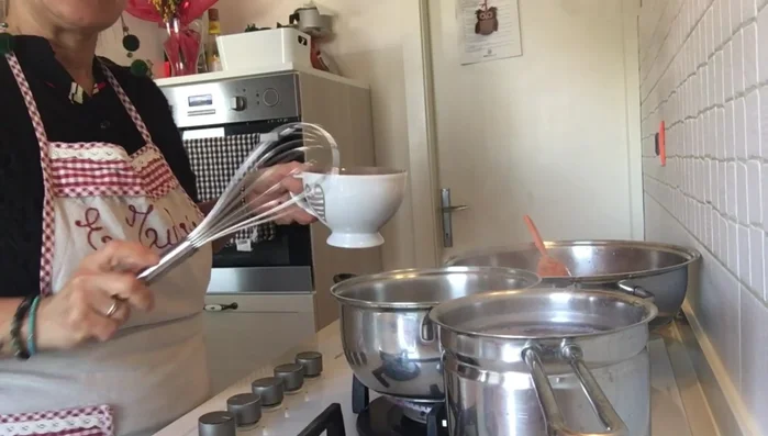 Nel frattempo, preparare la polenta seguendo le istruzioni sulla confezione, aggiungendo sale e burro. [450.379]