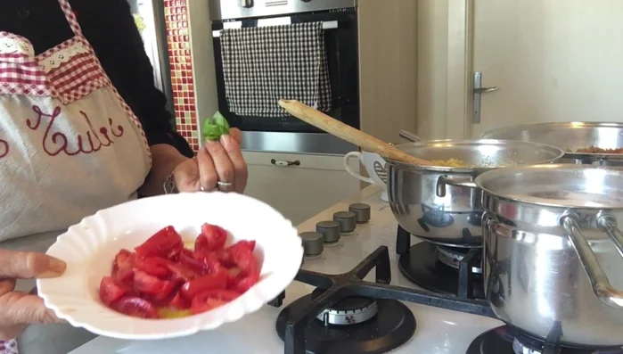 Tagliare i pomodorini a metà, condirli con olio, sale e basilico e utilizzarli per guarnire il piatto. [566.63]