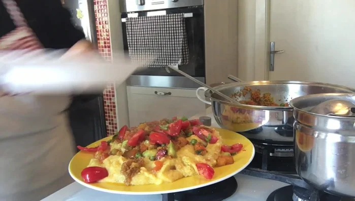 Servire la polenta calda, guarnita con pecorino romano e basilico fresco. [652.39]