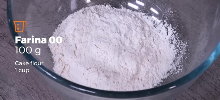 Preparare la pasta fresca: impastare farina e uova.