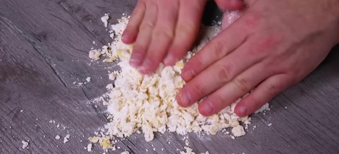 Lavorare l'impasto a mano fino ad ottenere un panetto, avvolgerlo nella pellicola e lasciare riposare per un'ora.