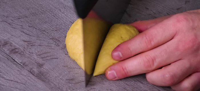 Stendere la pasta con la sfogliatrice o a mano, ricavando 8 rettangoli.