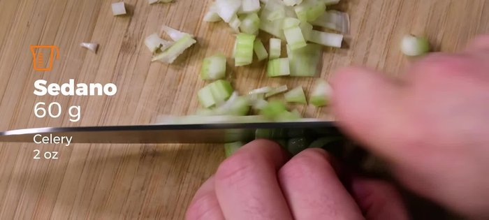 Preparare il soffritto: tritare finemente sedano, carota e cipolla.