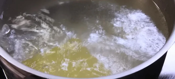 Lessare le sfoglie in acqua bollente per circa un minuto, poi raffreddarle in acqua fredda.