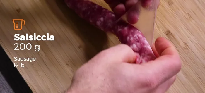 Togliere il budello dalla salsiccia e sbriciolarla.