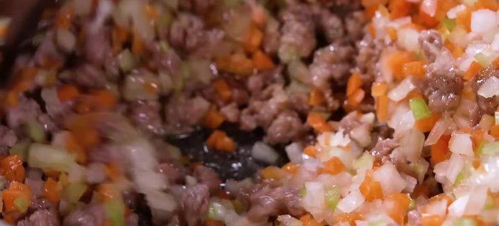 Aggiungere la carne tritata e rosolare il tutto a fiamma alta, mescolando.