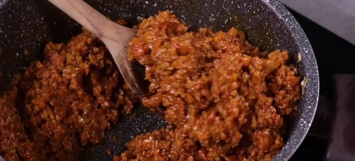Mettere da parte 250g di ragù. Aggiungere il formaggio al ragù rimanente a fiamma alta e lasciar intiepidire.