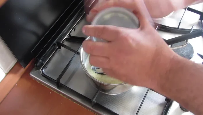 In un pentolino, scaldare la panna a fiamma minima. Aggiungere il pecorino romano e mescolare con un frustino fino a sciogliere i grumi. Se persistono grumi, filtrare il composto attraverso un colino.