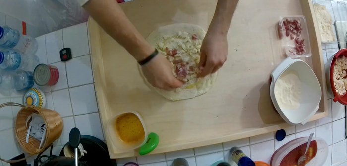 Aggiungere la pancetta (o guanciale) sulla pizza.