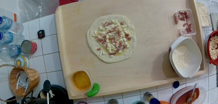 Distribuire la mozzarella sulla pizza.