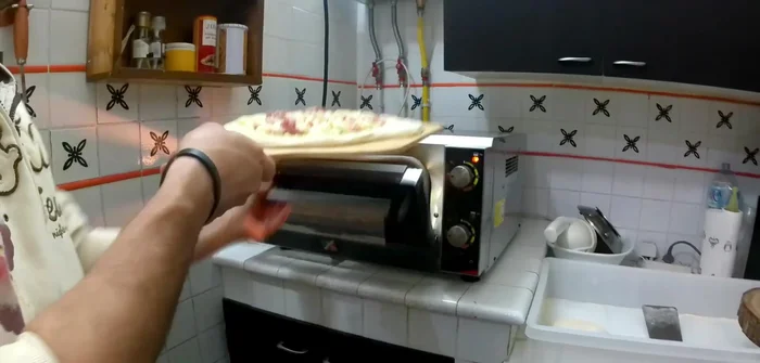 Infornare la pizza a temperatura alta.