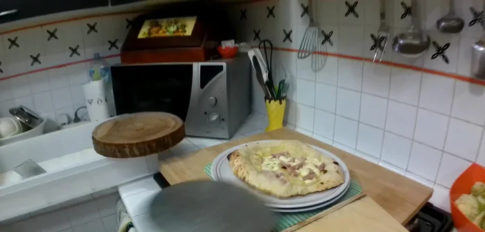 A metà cottura, estrarre la pizza dal forno.