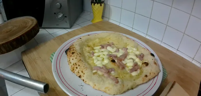 Aggiungere i tuorli d'uovo e il pecorino sulla pizza.