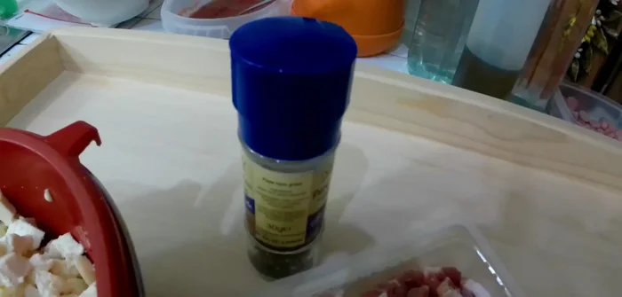 Preparare gli ingredienti: mozzarella, pepe macinato fresco, pancetta a cubetti, pecorino grattugiato, tuorli d'uovo.
