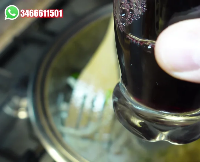 Tritare il pomodoro e aggiungerlo alla pentola, insieme ad un bicchiere di vino rosso (216.12).