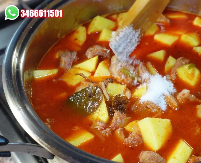 Aggiungere le patate e il peperoncino alla trippa (374.58).
