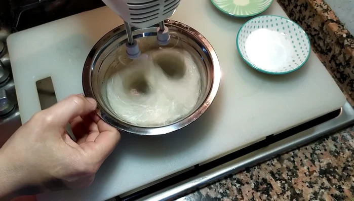 Monta a neve ferma 2 albumi con 20 g di zucchero e il succo di mezzo limone.