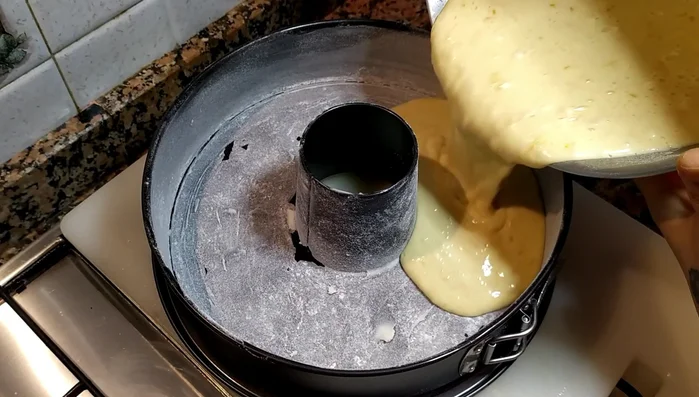 Inforna in una tortiera imburrata e infarinata da 24 cm a 180° per 40-45 minuti.