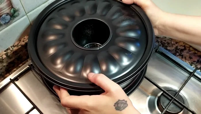 Lascia raffreddare per 10 minuti, poi capovolgi la torta.
