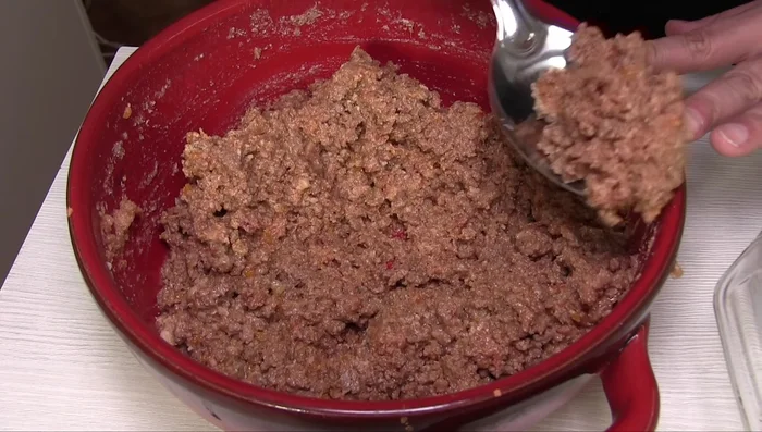 Ungere leggermente una teglia da forno con olio extravergine di oliva. (108.85)
