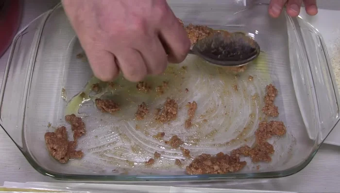 Creare uno strato di ragù sul fondo della teglia. (111.039)