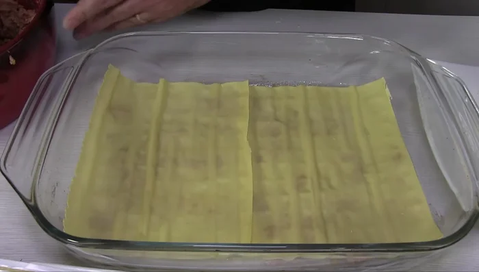 Aggiungere due strati di pasta fresca, ricoprendoli con altro ragù. (117.67)