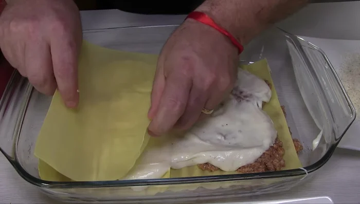 Continuare con strati di pasta, ragù, besciamella, e a piacere parmigiano o mozzarella (senza esagerare!). Ripetere per almeno 4 strati. (123.6)