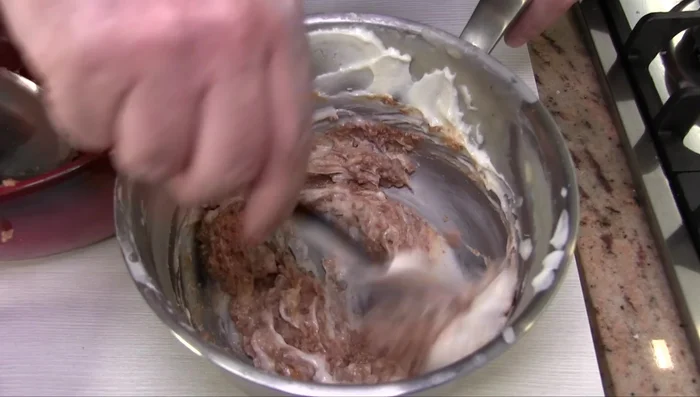 Mescolare il ragù rimanente con la besciamella per creare un composto cremoso. (173.819)