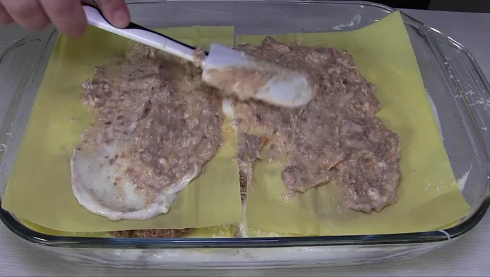 Coprire la superficie della lasagna con il composto cremoso e spolverare con parmigiano grattugiato. (180.54)