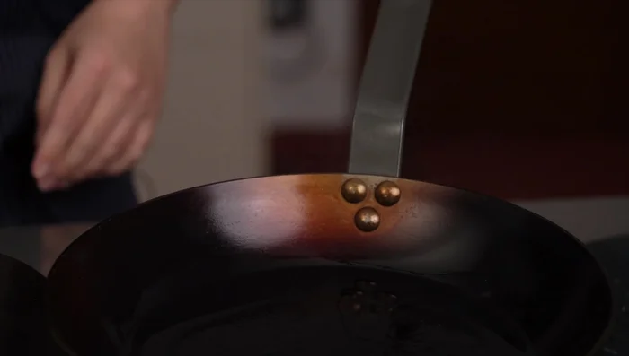 Cuocere il controfiletto per circa 2-3 minuti per lato, senza muoverlo, fino a ottenere una perfetta sigillatura. (242.7)