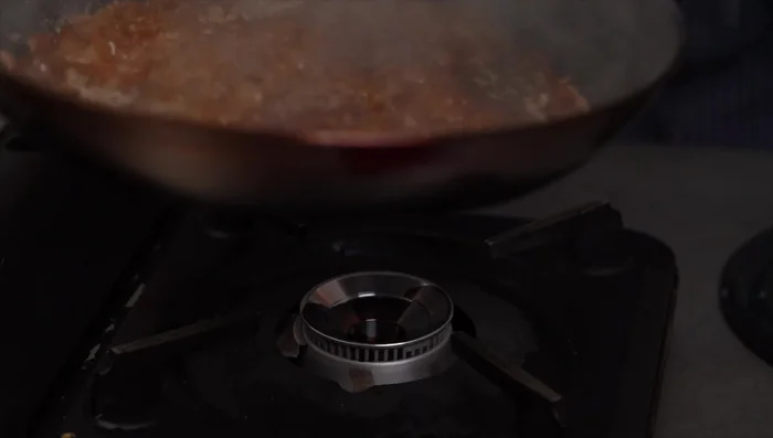 Deglassare la padella con la salsa demi-glace, aggiungere l'aceto balsamico e ridurre per ottenere una glassa. (373.68)