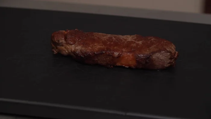Tagliare la tagliata a fette sottili. (434.46)