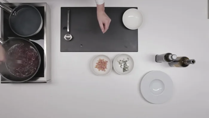 Lasciare colorare gli spaghetti con il vino.