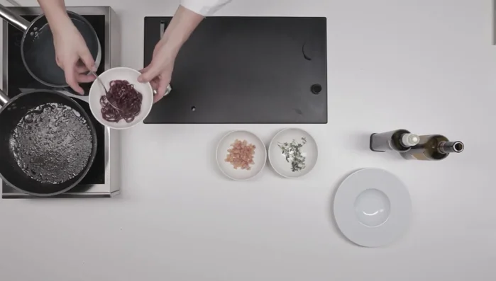 Impiattare gli spaghetti al centro del piatto.