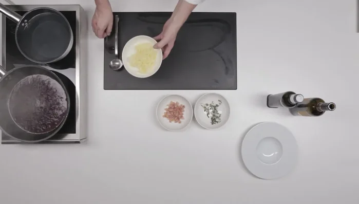 Inserire gli spaghetti di patate nella padella.