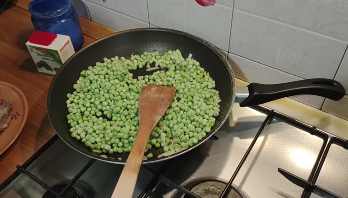 Mescolare bene e aggiungere il basilico, sale e olio a piacere.