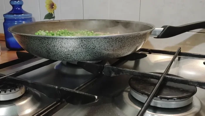 Abbassare la fiamma e coprire la padella, lasciando cuocere a fuoco medio.