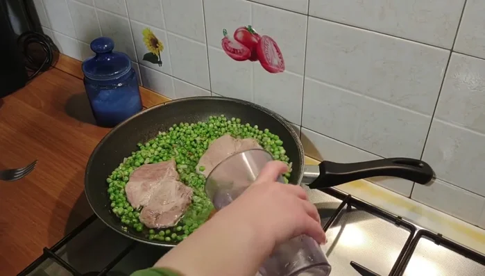 Aggiungere un po' d'acqua se necessario. Regolare la cottura a seconda di quanto si desidera il pisello cotto (più cotto = più tempo di cottura).