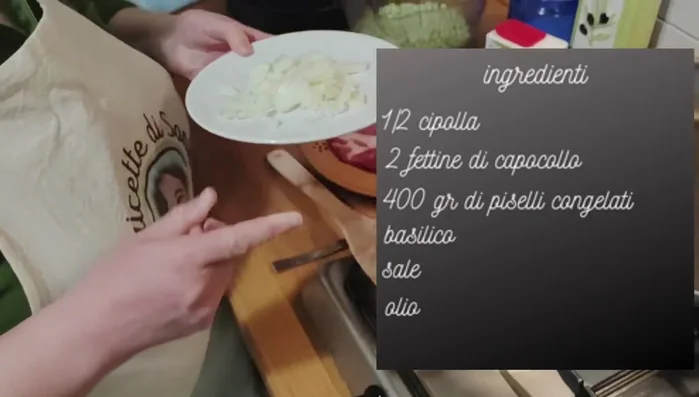 Tritare la cipolla finemente.