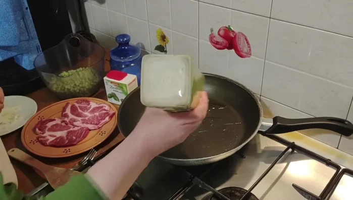 Aggiungere un filo d'olio in una padella e far soffriggere la cipolla.