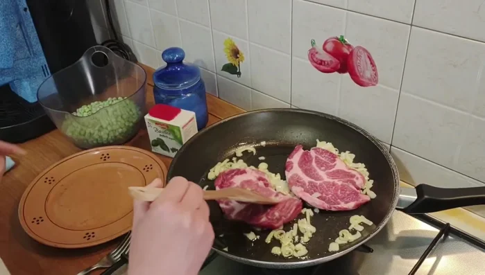 Aggiungere il capocollo e farlo rosolare da entrambi i lati.