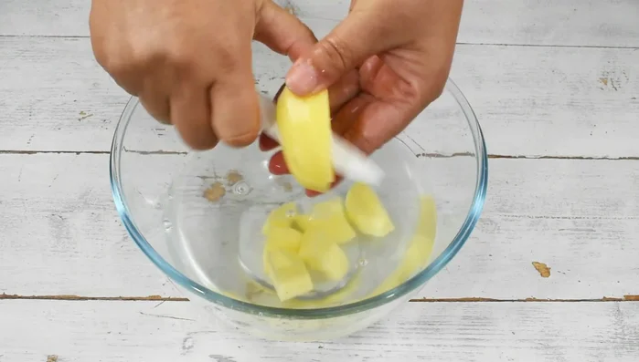 Nel frattempo, pelare e tagliare a tocchetti due patate. Lasciarle in acqua fredda.