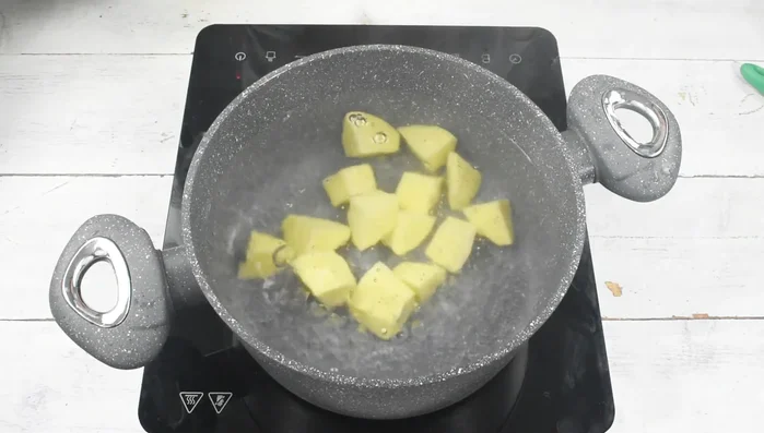 Una volta che l'acqua bolle, aggiungere le patate e lasciarle cuocere.