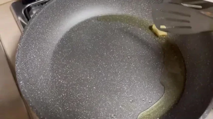 Togliere l'aglio dalla padella dopo averlo fatto rosolare.