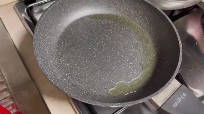 Aggiungere le fettine di vitello in padella e farle rosolare da entrambi i lati.