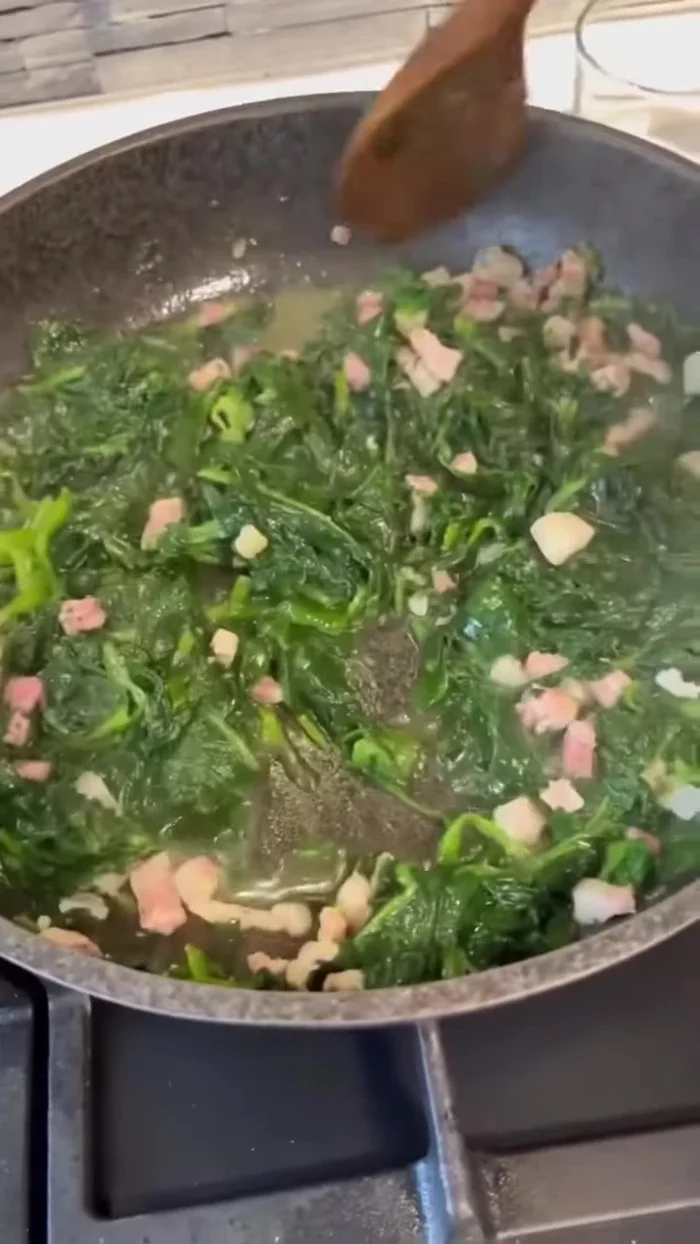Portare ad ebollizione l'acqua in una pentola. Aggiungere il sale e cuocere i fusilli.