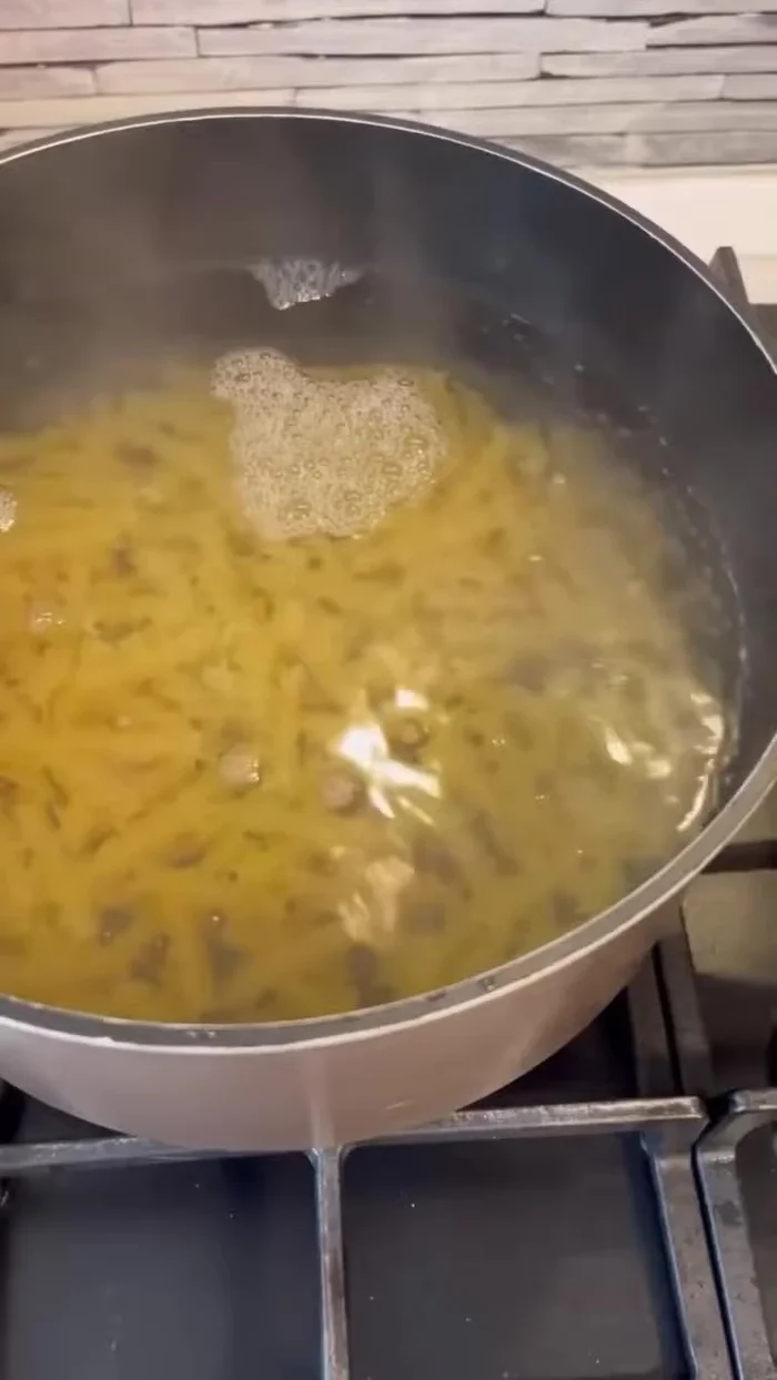 Scolare la pasta al dente.