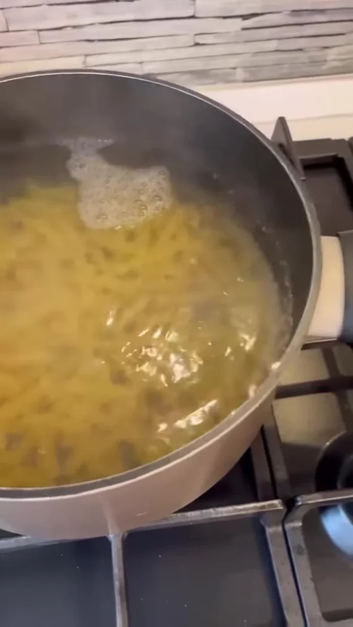 Spegnere il fuoco sotto gli spinaci e il guanciale.